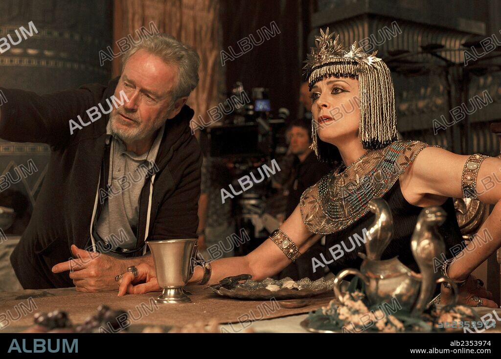 RIDLEY SCOTT and SIGOURNEY WEAVER in EXODUS: GODS AND KINGS, 2014, directed by RIDLEY SCOTT. Copyright CHERNIN ENTERTAINMENT.