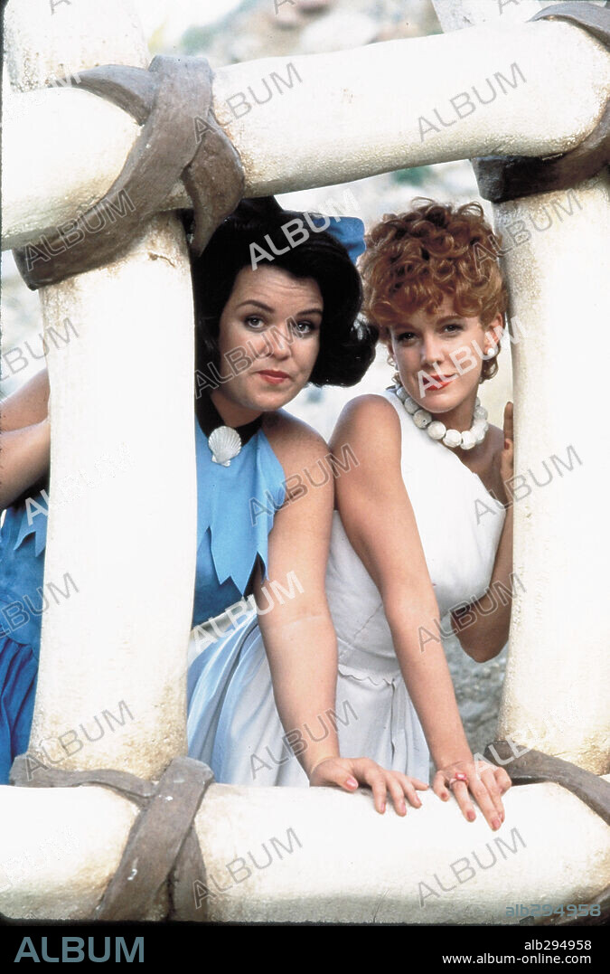 ELIZABETH PERKINS and ROSIE O'DONNELL in THE FLINTSTONES, 1994, directed by BRIAN LEVANT. Copyright UNIVERSAL PICTURES.
