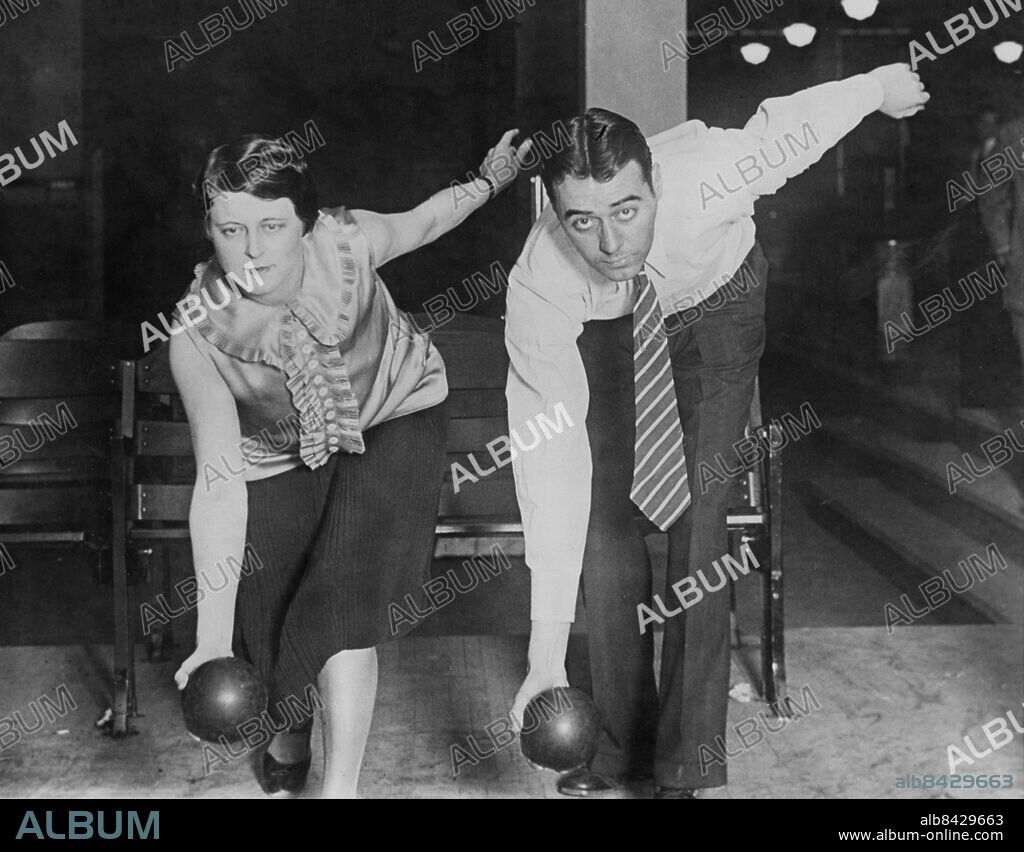 Orig. bildtext... KEEPING BOWLING TITLES IN THE FAMILY ATLANTA, GA.---Jack Wahlen, who tied for the individual duckpin championship of the United States, and Mrs Jack Whalen, who paired with Marjorie Bradt, won the ladies' national doubles championship. They are shown here on a recent visit to Atlanta. Anm. Bowling Slipsar Blusar Bowlingklot Äktenskap Samförstånd Blicken Utgångsläge CD294 persons: JACK WAHLEN sites: ATLANTA;GEORGIA;USA.
