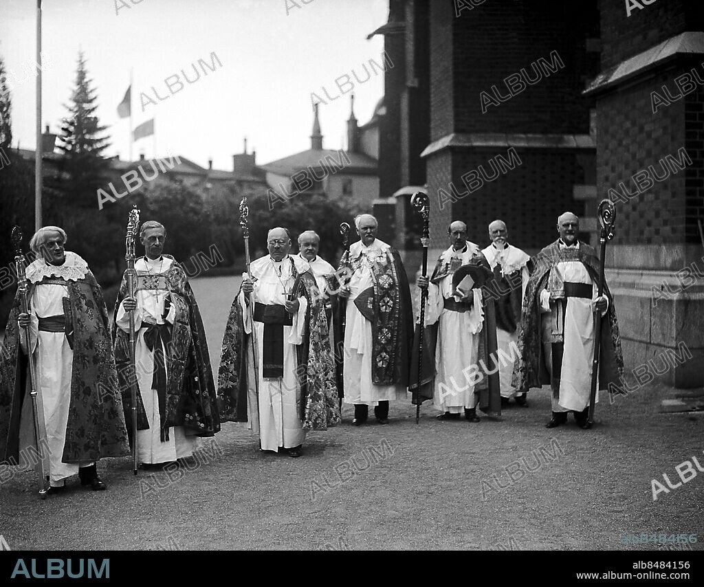 ARKIV 1935 . Uppsala Domkyrka fyller 500 år och biskoparna firar.. Uppsala Cahtedral is 500 years old and the bishops celebrate the birthday . Foto: TT / Kod 1900.