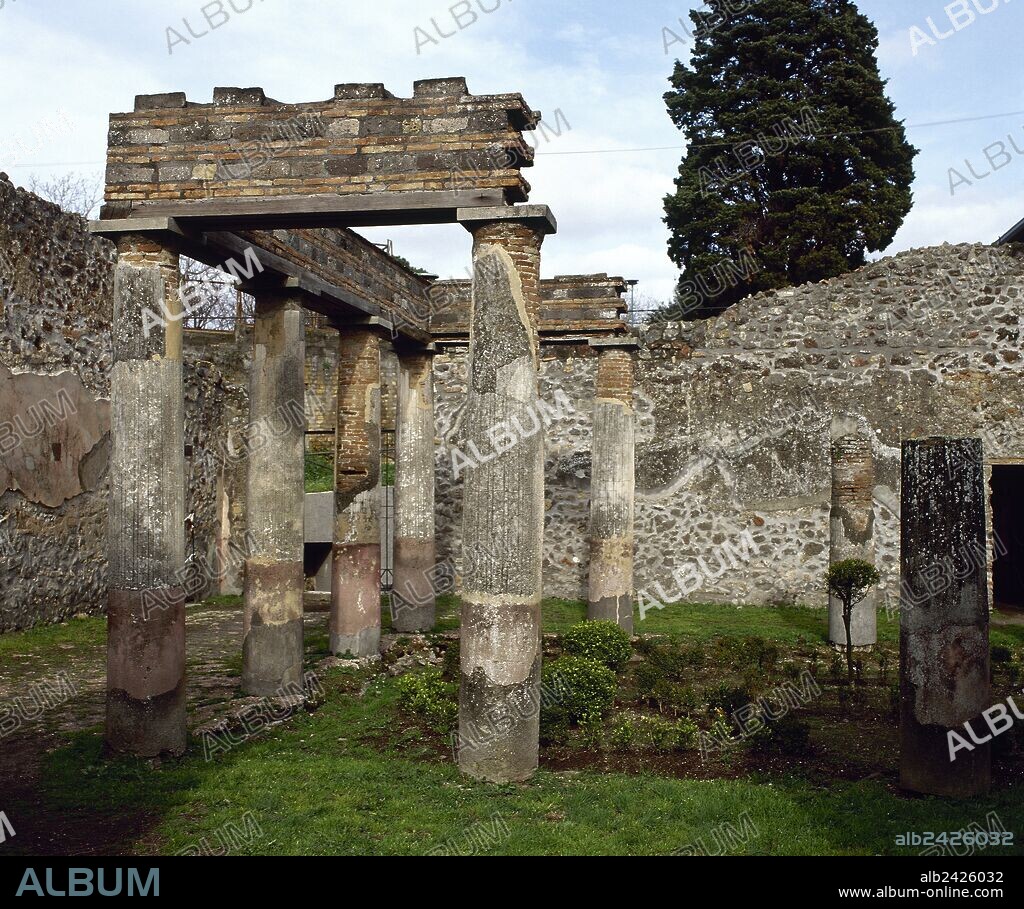 ARTE ROMANO. ITALIA. VILLA DE DIOMEDES. Una de las villas suburbanas más lujosas de la ciudad. Se considera que fué residencia de Arrio Diomedes, porque se levantaba frente a su tumba. Vista del las ruinas del ATRIO PERISTILO que se proyecta hacia el jardín. POMPEYA. La Campania.