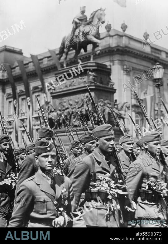 Berlin, 6. Juni 1939. Parade der Legion Condor nach der Rückkehr aus dem Spanischen Bürgerkrieg und Staatsakt im Lustgarten. Die Legion Condor marschiert am Denkmal Friedrichs des Großen Unter den Linden vorbei. Foto (Georg Pahl).