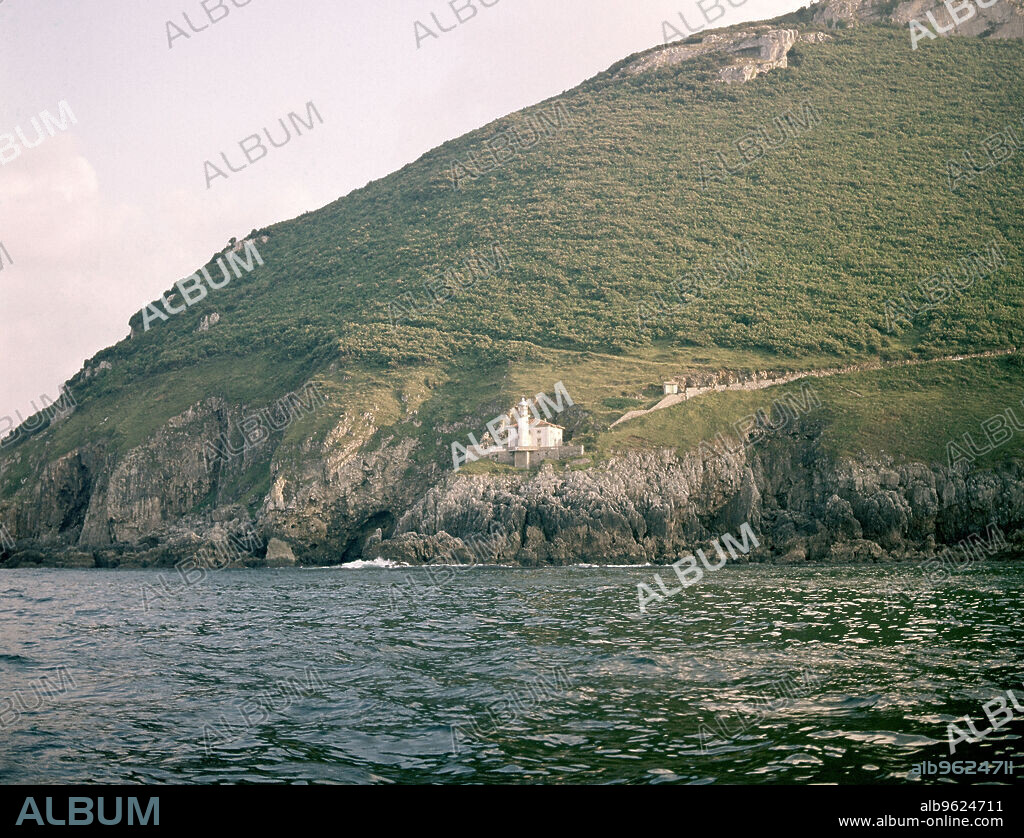 FARO DEL PESCADOR EN EL MONTE BUCIERO DE SANTOÑA -  FOTO DE LOS AÑOS 60.