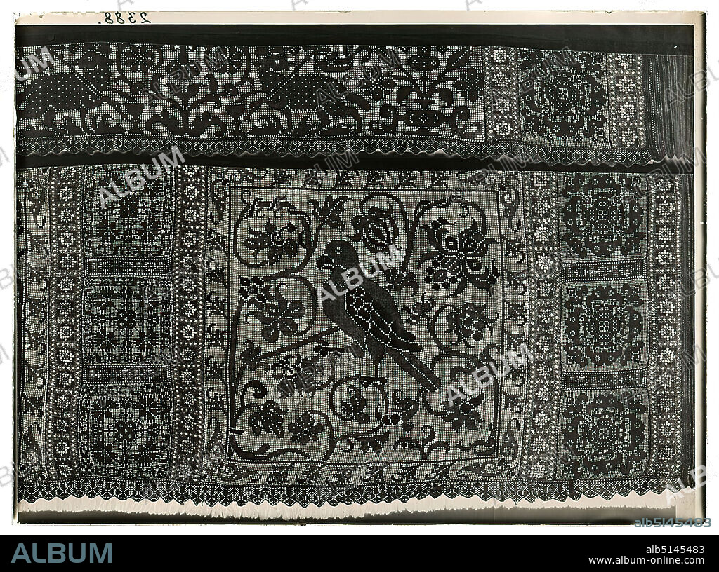 Wilhelm Weimar, hunger cloth (detail parrot), glass negative, black and white negative process, total: height: 23,8 cm; width: 17,8 cm, numbered: top left: in black ink: 2388. work of applied art (linen, fabric), parrot, lamb, flower ornaments, ornaments, Agnus Dei.