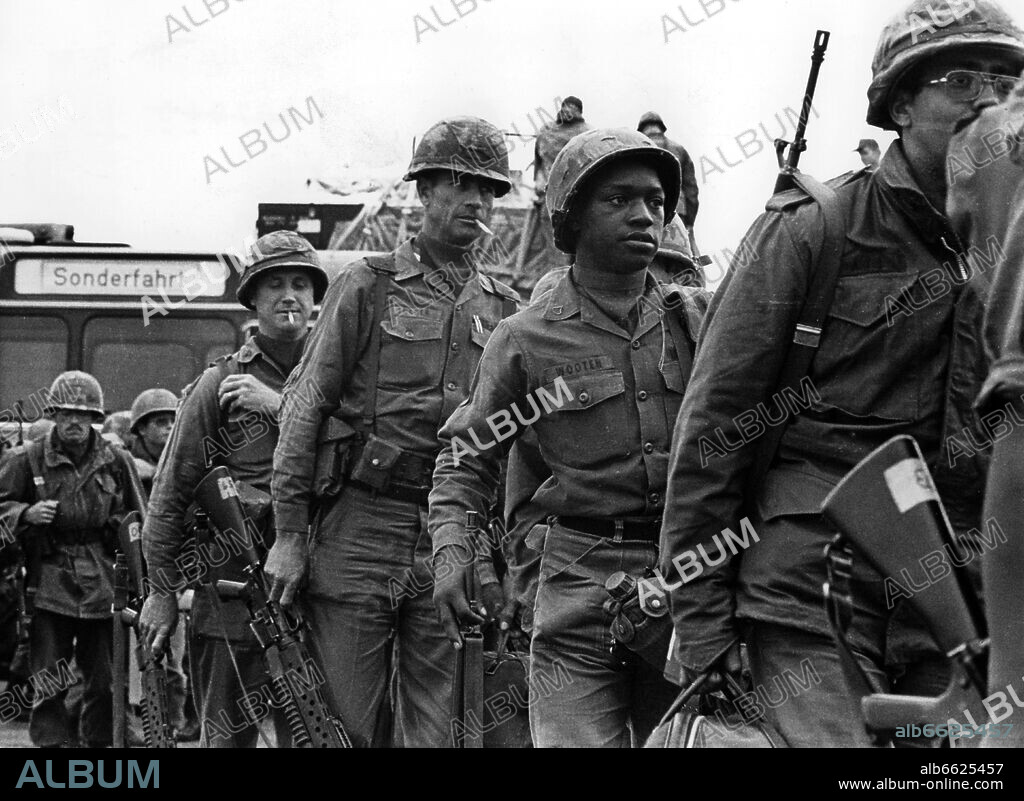 Soldiers of the US army arrive at the airport in Frankfurt on the Main on 29 September 1973 to participate in the NATO manoeuvre REFORGER V - "Return of Forces to Germany". More than 50.000 soldiers participated in the manoeuvre, amongst them there were also members of the German armed forces. 29/09/1973