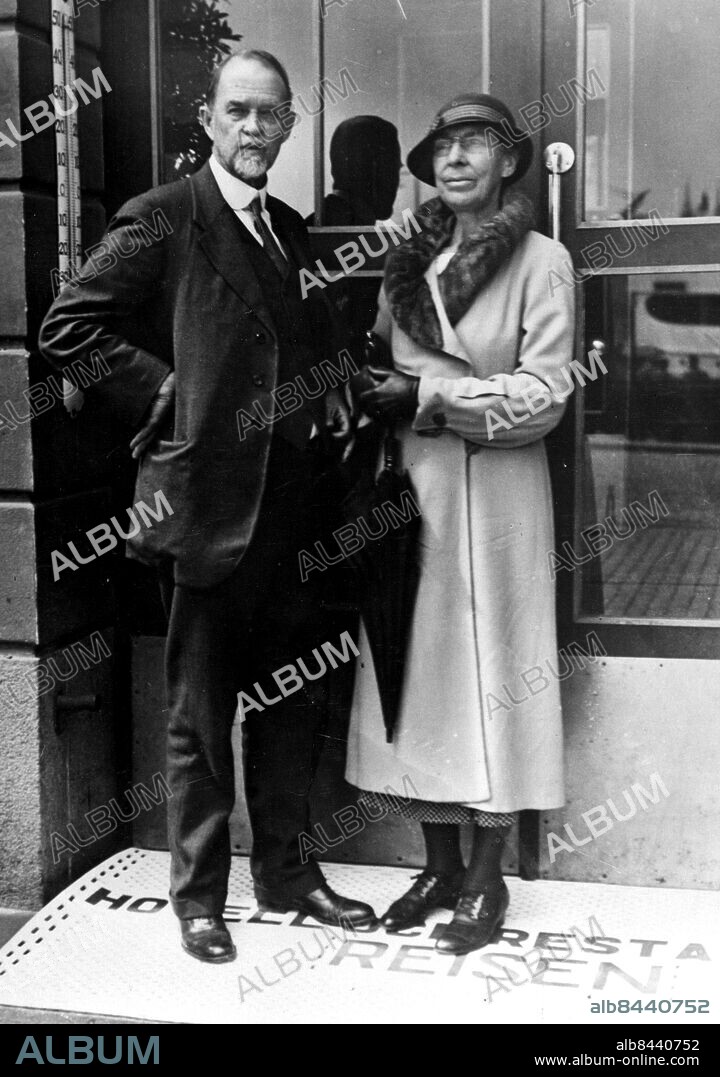 STOCKHOLM 1934-06. Orig. bildtext... DER NOBELPREISTRÄGER PROFESSOR MORGAN IN STOCKHOLM. Der Nobelpreisträger in Medizin fürs Jahr 1933, Professor Thomas Hunt Morgan, der, wie bekannt, verhindert war der Verteilung der Nobelpreise im Dezember voriges Jahres beizuwohnen, ist jetzt nach Stockholm gekommen. Er wird seinen Nobelvertrag am 4. Juni halten und beabsichtigt dann auch Svalöf /die schwedische Forschungsanstalt für Landwirtschaftliche Nutzpflanzen/ zu besuchen, da die dortigen Erblichkeitsforschungen seine Interesse erweckt haben. Das Bild zeigt Professor Morgan mit seiner Gattin in Stockholm. Nobelpris i medicin el. fysiologi 1933 Genetik persons: Thomas Hunt Morgan sites: STOCKHOLM ;SVERIGE ;USA*.