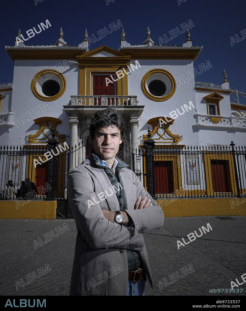 Sevilla, 25/02/2020. Entrevista A Pablo Aguado. En la Imagen, Posando junto A la Maestranza. Foto: J. M. Serrano. Archsev.