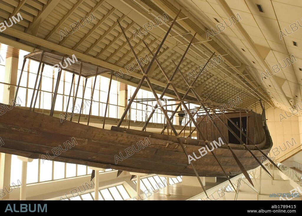 ARTE EGIPCIO. IMPERIO ANTIGUO. IV DINASTIA. BARCA SOLAR DE KEOPS (KHUFU) hallada en el lado sur de la pirámide del faraón. (2550-2528 A. c.) Construida en madera de cedro con la finalidad de transportar al faraón al otro mundo. Siglo XXVI a. c. Museo de la Barca Solar de Khufu. EL GIZA. Egipto.