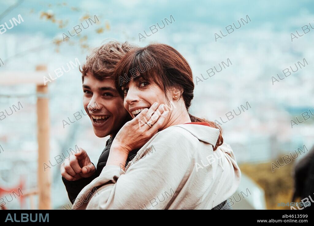 GERMAN ALCARAZU y MARIBEL VERDU en EL DOBLE MAS QUINCE, 2019, dirigida por MIKEL RUEDA. Copyright ETB / Potenza Producciones / Baleuko.
