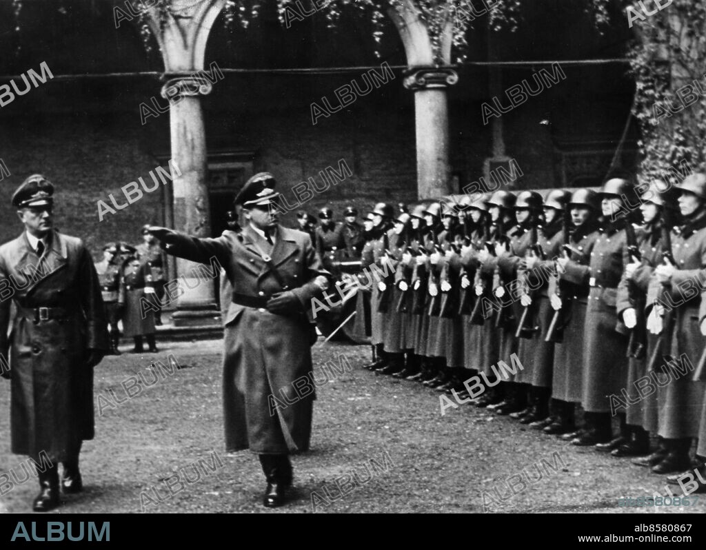 Orig. bildtext... 2. JAHRESTAG DER ERRICHTUNG DES GENERALGOUVERNEMENTS Als Erinnerungsfeier fand ein Feierlicher Staatsakt auf der Krakauer Burg statt. Der Generalgouverneur Dr. Frank und Reichsstatshalter Reichsminister Dr. Seyss-Inquart schreiten die Front einer Sonderdienstabteilung ab. Orig. bildtext... PARAD I KRAKOV. På 2-årsdagen av generalguvernementets införande hölls i Krakov en parad framför slottet. På bilden ses generalguvernör Dr Frank och riksståthållare riksminister Seyss-Inquart passera en paraderande truppavdelning. nov. -41 Anm. H Frank, 1900-1946, tysk jurist och politiker, nazist. Generalguvernör i Generalguvernementet, tyskt område i Polen 1939-1945. Hitlerhälsning Personmapp: Frank, Hans Text & Bilder sv/v kopia persons: HANS FRANK;ARTHUR SEYSS-INQUART sites: TYSKLAND*;POLEN;KRAKOW PhotoDate:1941-11-??.