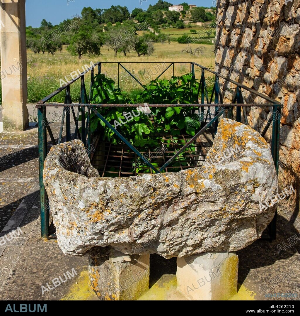 Sa Sínia, pozo de origen arabe, Costix, Mallorca, balearic islands, Spain.