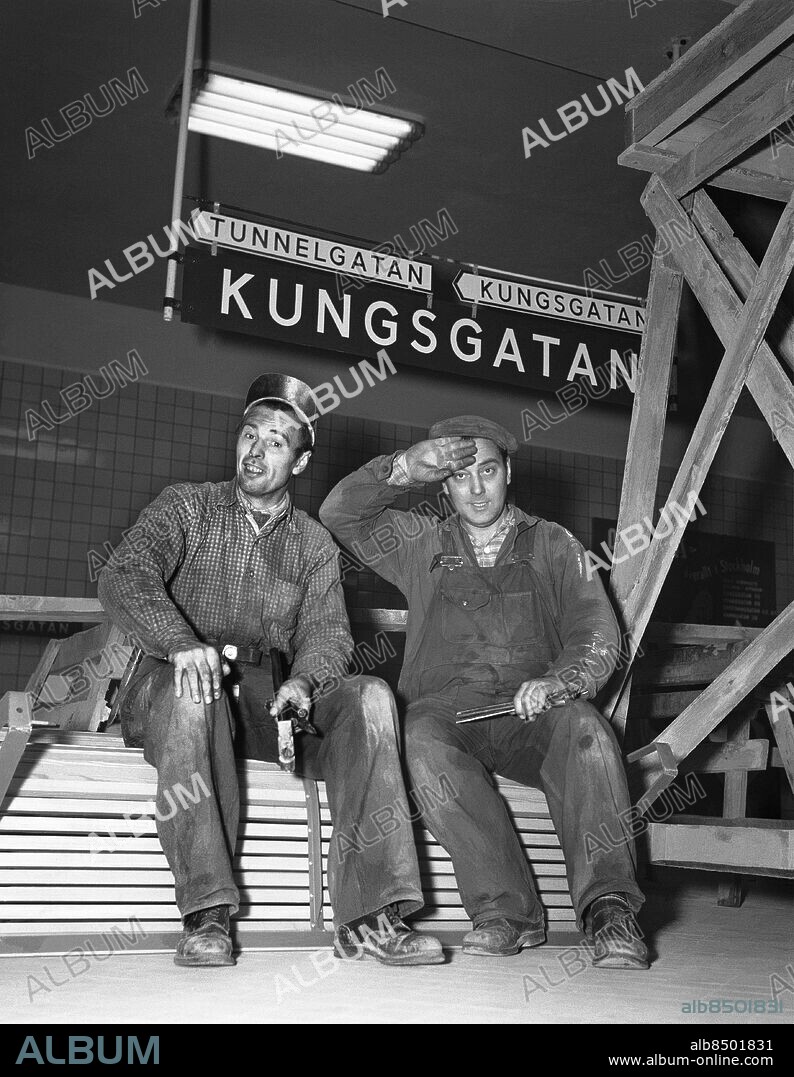 STOCKHOLM 1952-01-13. Två arbetare tar rast på Kungsgatans tunnelbanestation inför invigningen den 26 oktober . Foto: TT Historical / Kod 1902.