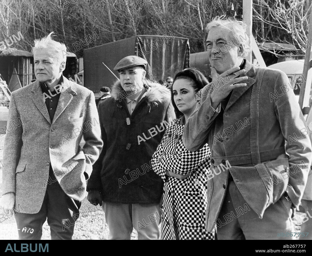 BRIAN KEITH, ELIZABETH TAYLOR, JOHN HUSTON y MARLON BRANDO en REFLEJOS EN UN OJO DORADO, 1967 (REFLECTIONS IN A GOLDEN EYE), dirigida por JOHN HUSTON. Copyright WARNER BROS/SEVEN ARTS.