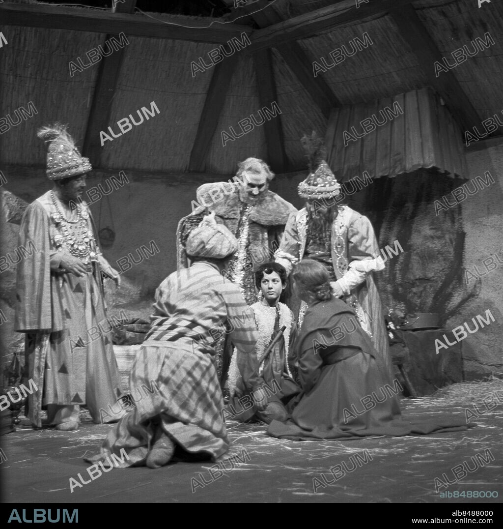 ARKIV STOCKHOLM 1955-12-25. Gossopran Christer Olsson (4:a fr. v.) i rollen som Amahl i en scen med de tre vise männen som spelas av operasångarna Sven-Erik Jacobsson (t. v.) som kung Balthazar, Bernhard Sönnerstedt som kung Melchior (3:a fr. v.) och Gösta Björling (t. h.) som kung Kaspar, samt Arne Wirén (2:a fr. v.) som slav och Bette Björling (5:e fr. v.) i som Amahls moder i televisionsoperan Amahl och de nattliga besökarna, skriven av Gian-Carlo Menotti. Regi av Else Fisher. Programmet sändes första gången 1955-12-25.. Foto: Jarl Ekenryd / SVT / Kod: 5600. operasångare. RiR 12351 / Sv/v negativ.