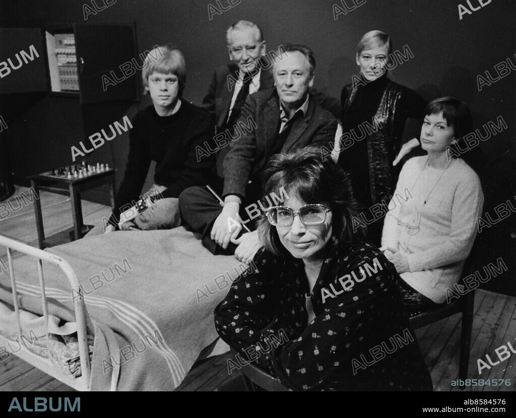 ARKIV 1973-02-01. Skådespelerskan och regissören Gunnel Lindblom framför skådespelarna fr v: Göran Järvefelt, Lauritz Falk, Ulf Johansson, Gunilla Palmstierna-Weiss och Anita Björk i samband med presentationen av en teaterpjäs om Gustaf Fröding på Dramaten i Stockholm 1:a februari 1973. Gunnel Lindblom gör gör sin regidebut med pjäsen om Gustav Fröding som uppförs i slutet av mars på målarscenen som då återinvgs efter ombyggnad.. Foto: Owe Sjöblom / SvD / SCANPIX / Kod: 11014.