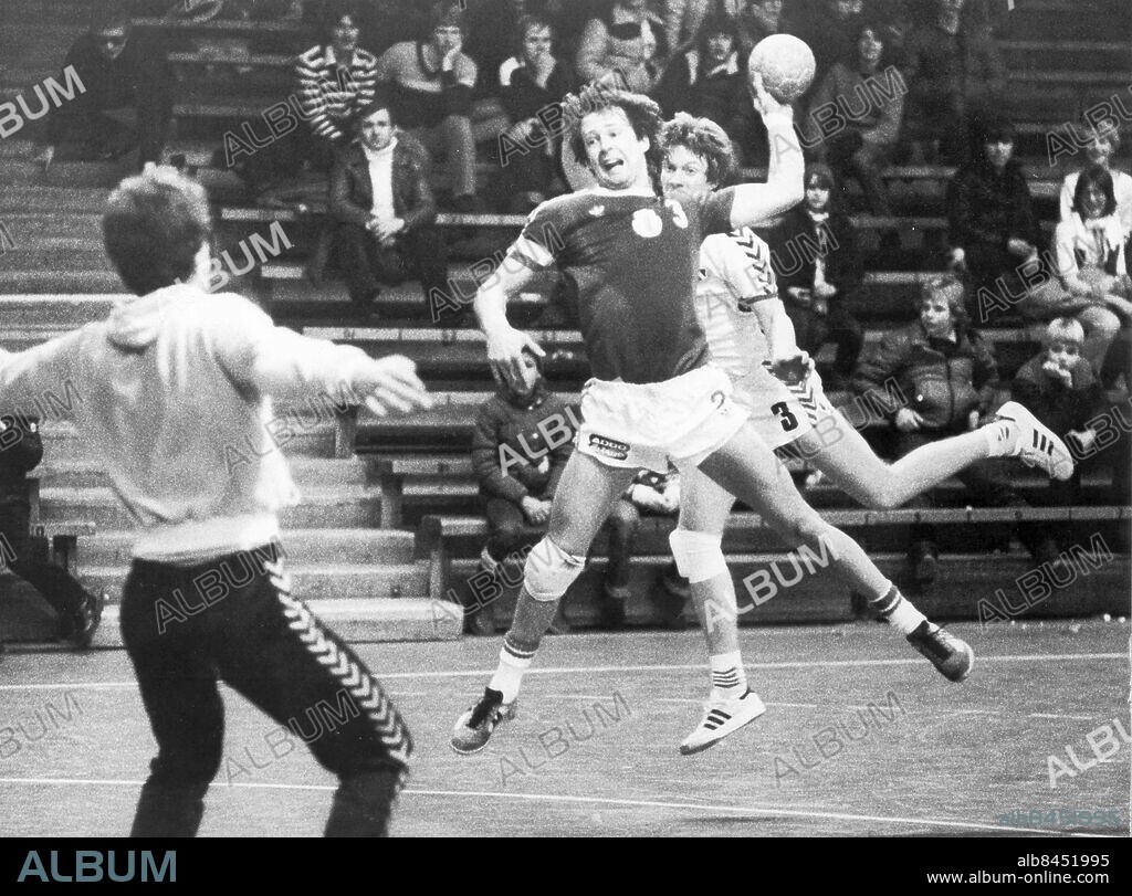 Göteborg 1980-01-04. Bengt Böna Hansson - handbollsspelare i Drott från Halmstad - här i en attack i Mässans A-hall *** Local Caption *** GP Foto: Bengt Kjellin. KAMERAREPORTAGE.