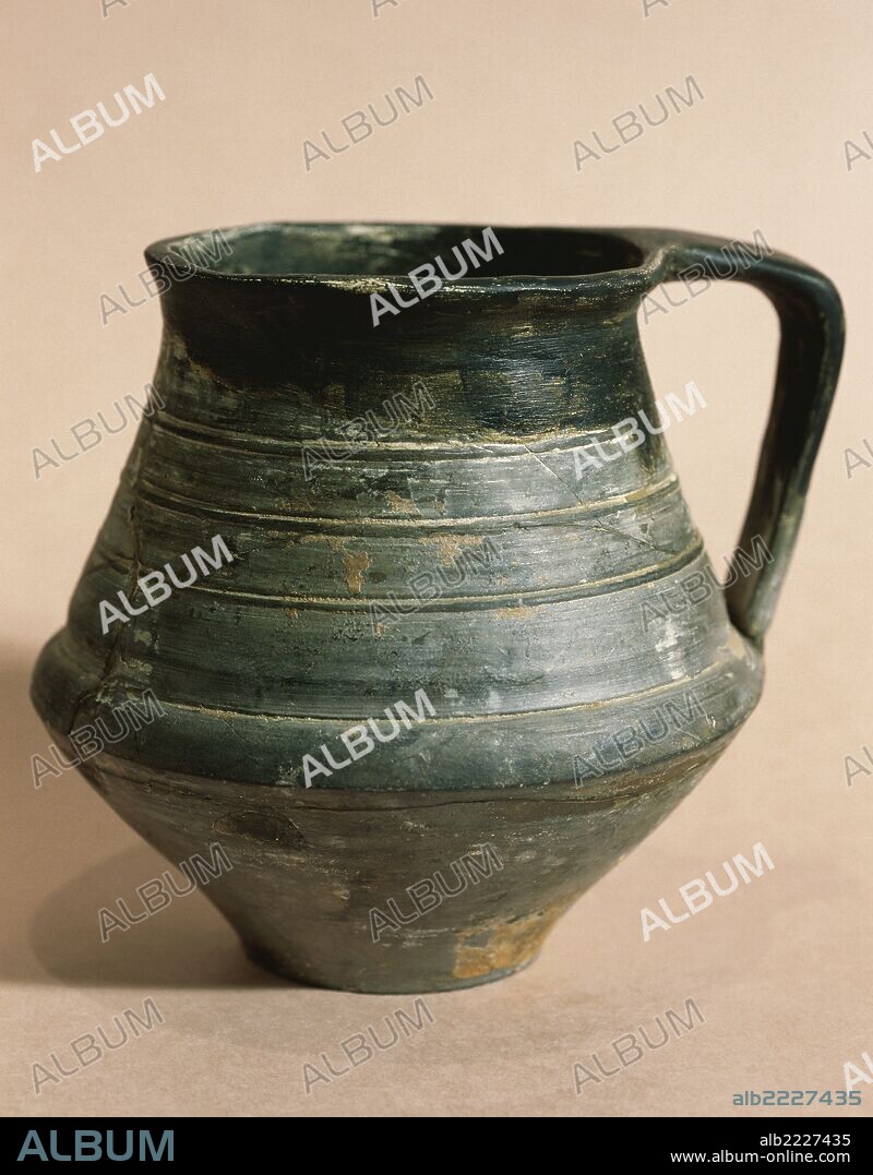 ARTE PREHISTORICO. EDAD DE LOS METALES. ESPAÑA. PRIMERA EDAD DEL HIERRO (500-38 a. C). JARRO DE CERAMICA gris con una capa de color negro. Procede de las excavaciones efectuadas cerca de la iglesia circular románica de Sant Pere El Gros, cerca de Cervera (provincia de Lleida). Comarca de El Segrià. Provincia de Lleida. Museu Comarcal de Cervera. Cataluña.