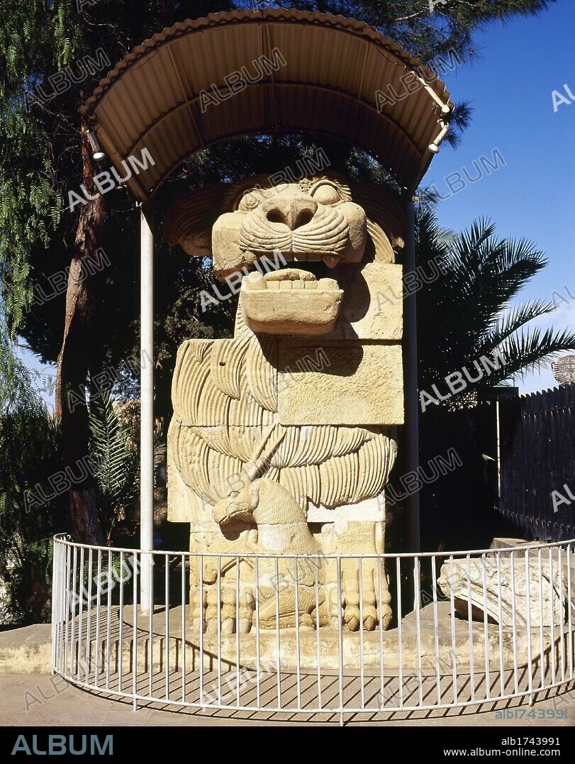 ARTE ROMANO. SIRIA. ESCULTURA de un LEON con un ANTILOPE a sus pies. Pieza procedente del yacimiento arqueológico de PALMIRA, antigua ciudad documentada ya en el II milenio. Vivió su periodo de máximo esplendor bajo dominación romana (s. I-III). Jardín del Museo de Palmira en Tadmor.