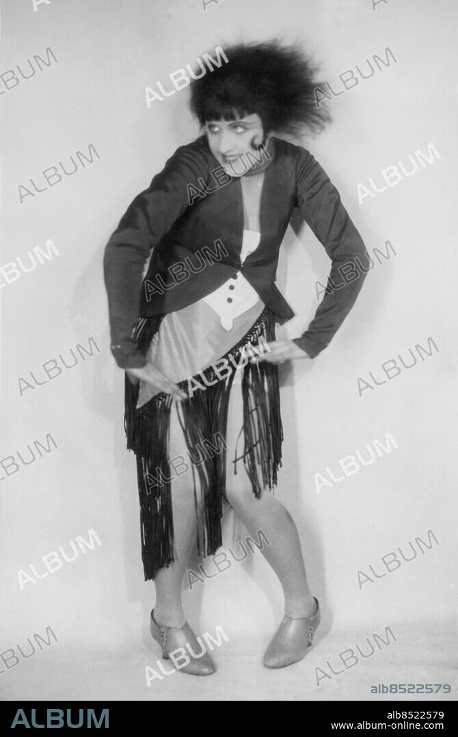 FRANKRIKE PARIS 1920-tal.. Utan bildtext. Not. Costume posé par Mlle Karlsson Ballets Suedois Le Tournoi singulier Dårskapen:Irma Karlsson Musik: Roland-Manuel Dekor, kostym: Foujita (Fujita) Koreografi: Jean Börlin Anm. Svenska baletten, svenskt teaterföretag i Paris 1920-1925, lett av Rolf de Maré med Jean Börlin som balettmästare och koreograf. CD327 persons: IRMA KARLSSON sites: SVERIGE*;FRANKRIKE;PARIS.