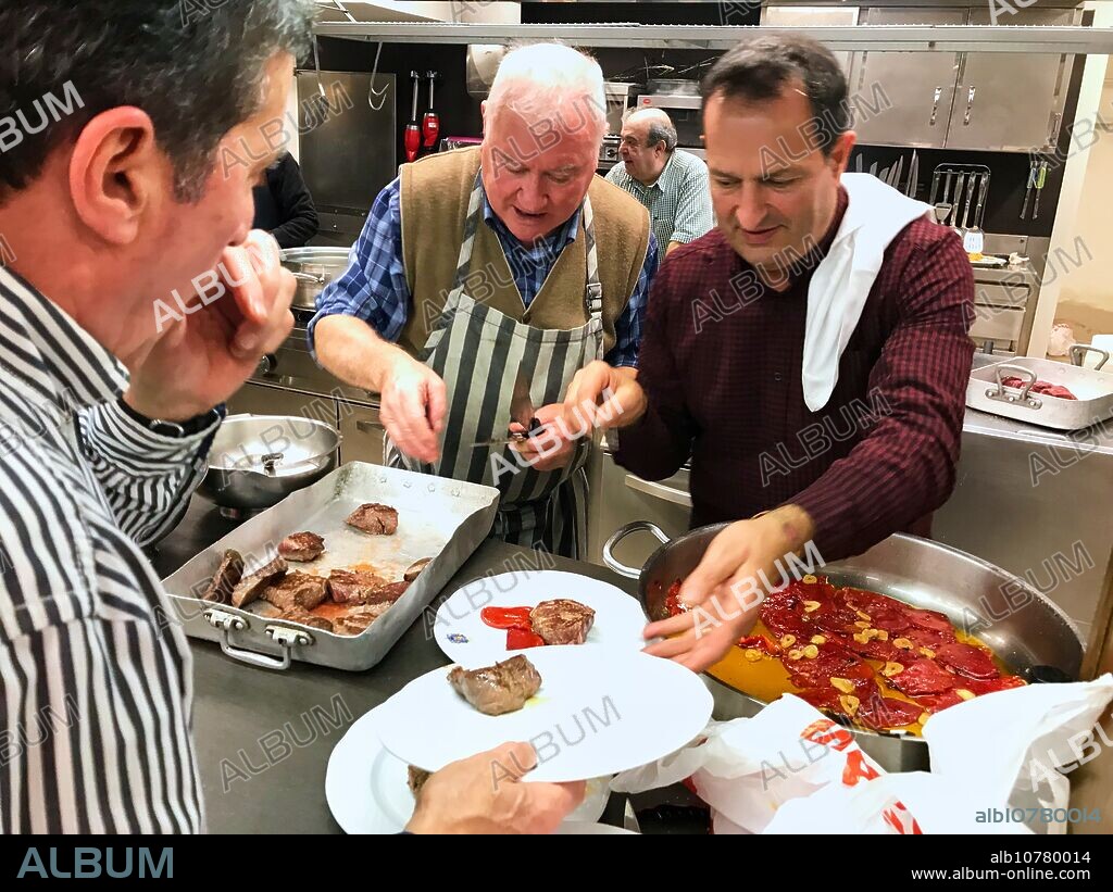 Cooks in the kitchen, Sociedad Gastronómica Gaztelubide, Gastronomic society, San Sebastian, Donostia, Gipuzkoa, Basque Country, Spain, Europe.