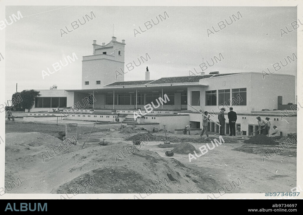 Seville, 1958. El Carambolo building and place where the treasure has appeared.