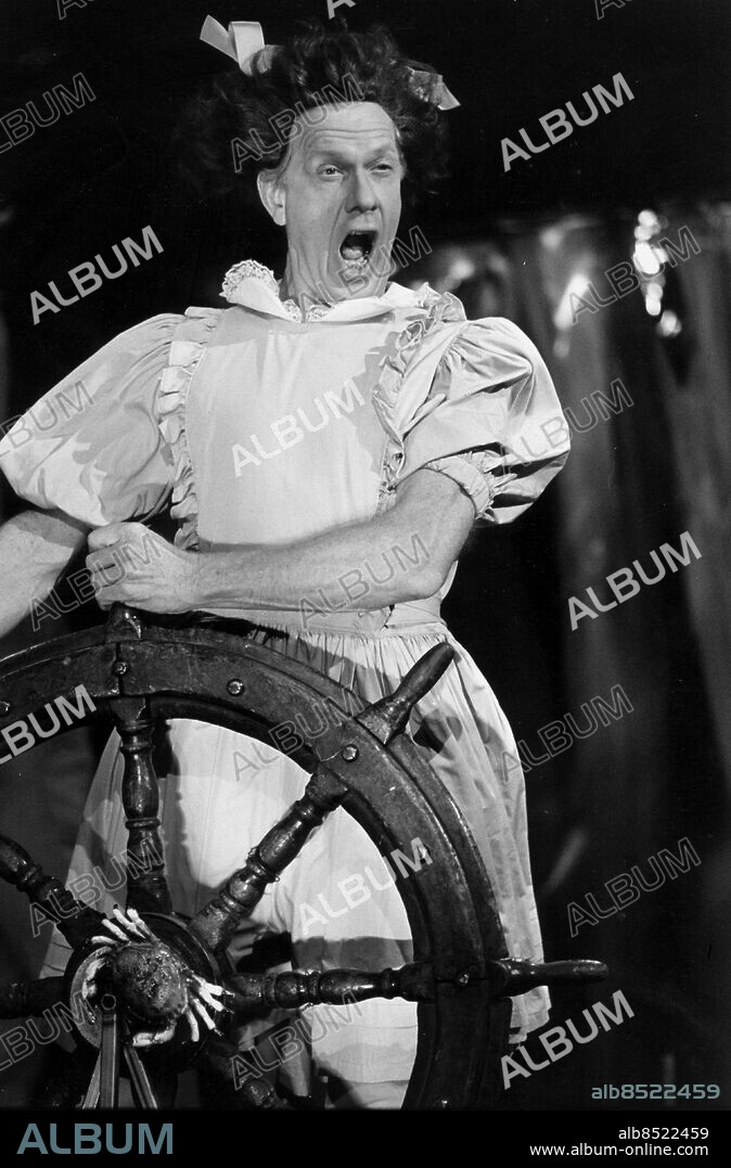 ARKIV 1983 - Tage Danielsson sjunger "Till havs" i "Fröken Fleggmans mustasch". Foto: Thomas Engström Kod: 4168 SCANPIX SWEDEN.