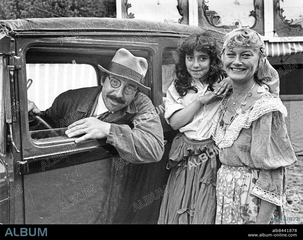 1978-06-08. Janne "Loffe" Carlsson, Sema Sari och Monica Zetterlund vid TV 2:s filmatiseringen av TV-serien Katitzi 8:e juni 1978 som bygger på Katarina Taikons Katitzi-böcker.. Foto: Bertil Ericson / TT / Kod: 1002.