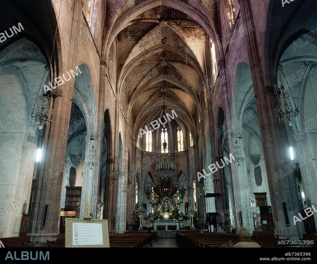 INTERIOR - IGLESIA GOTICA CONSTRUIDA ENTRE LOS SIGLOS XII Y XVI.