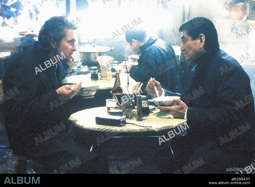 KEN TAKAKURA and MICHAEL DOUGLAS in BLACK RAIN, 1989, directed by RIDLEY SCOTT. Copyright PARAMOUNT PICTURES.