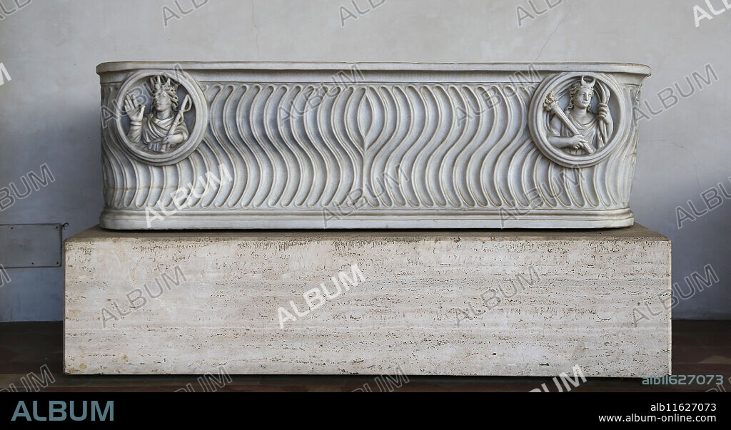 Roman sarcophagus. Strigillated. Bust of Helios (God-sun) and Selene (goddes moon) in a cliieus. 3rd C. Via Belluzzo. Rome. National Roman Museum. Baths of Diocletian. Rome. Italy.