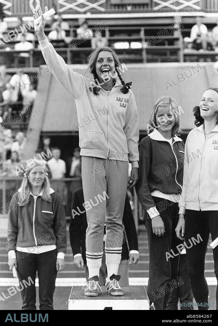 OSLO 1973-06-20. Det här är svensk friidrotts nya omslagsflicka Annette Tånnander från Malmö AI blott 15 år gammal.. Lång och slank, brunbränd och i flätor med röda rosetter tjusade hon i går Bislettpubliken i landskampen mot Norge med att glida över 177 cm i höjd och tangera Linda Hedmarks svenska rekord.. Foto: Jacob Forsell / EXP / TT / Kod: 14. **AFTONBLADET OUT**.
