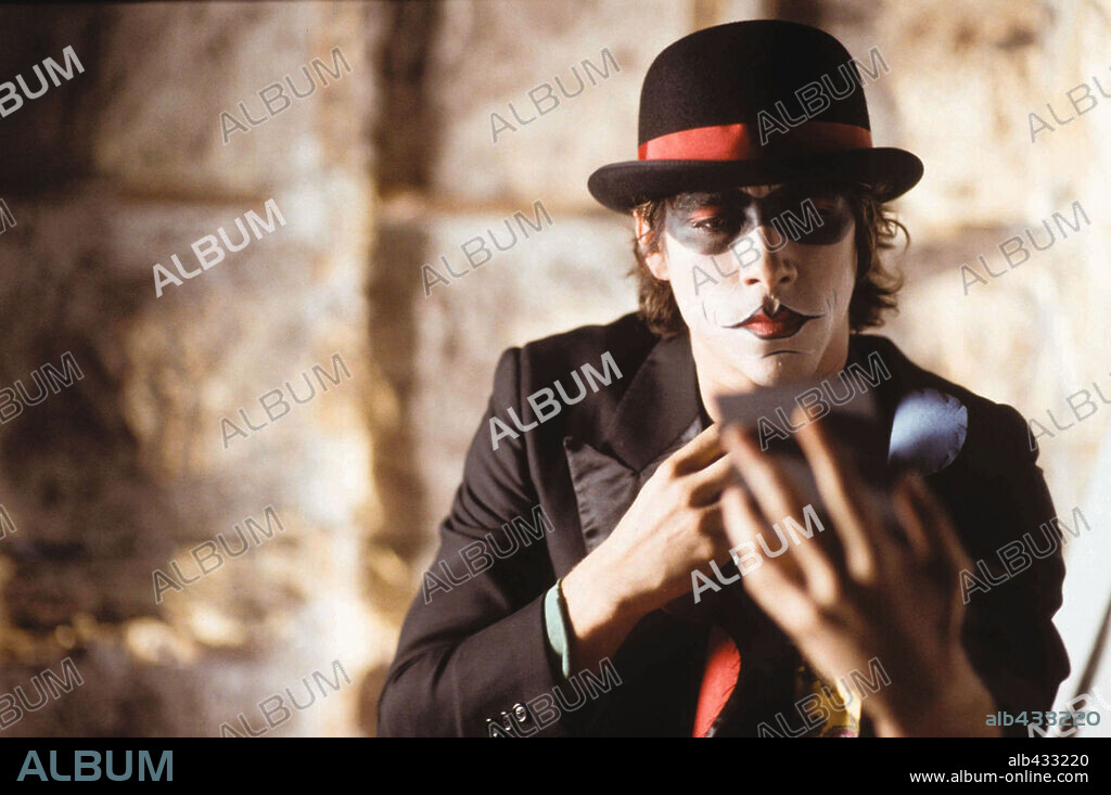 OSCAR JAENADA in NOVIEMBRE, 2003, directed by ACHERO MAÑAS. Copyright TESELA, P.C.