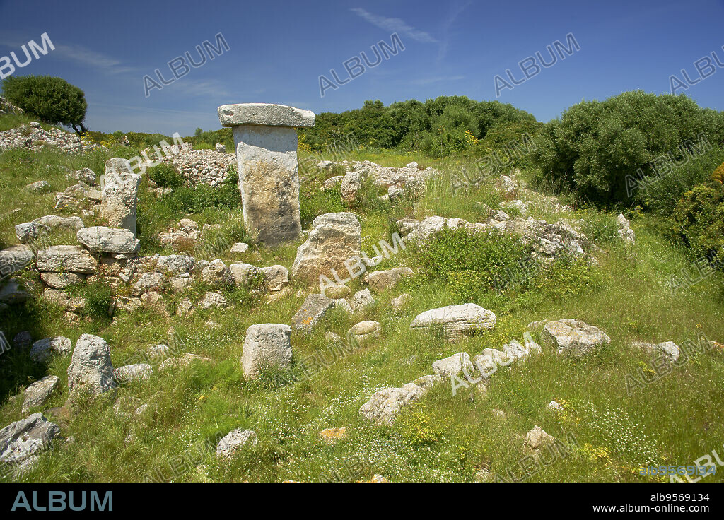 Taula de Sa Torreta (Torre Blanca).Parc natural de s' Albufera des Grau.Menorca.Reserva de la Bioesfera.Illes Balears.España.