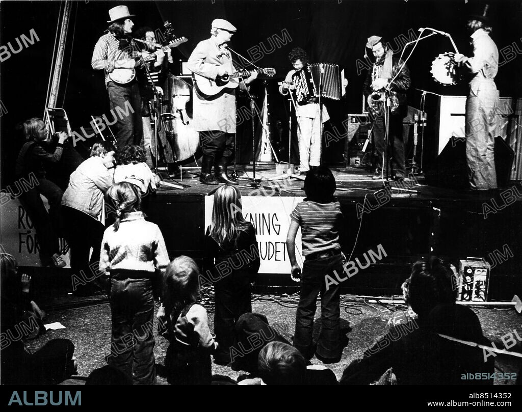 Göteborg 1976-09-27. Tältgala - musiker ur Nationalteatern, Nynningen m fl bildade en tillfällig konstellation kallad Taffel & Ton - fr v Sam Westerberg, Nicke Ström, Ulf "Sillstryparn" Dageby, Bernt Andersson, Christer Boustedt och Hans Viktorsson - för att spela gammeldans under söndagseftermiddagen. *** Local Caption *** . KENT HALLGREN.