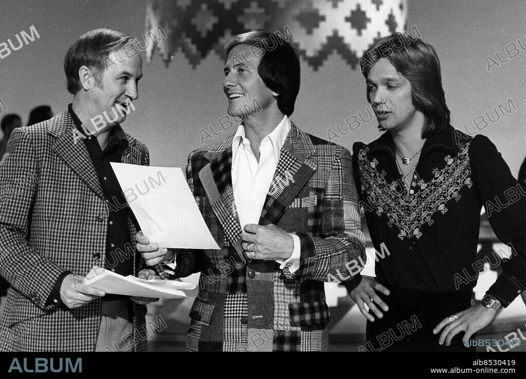 STOCKHOLM 1977-01-11. Programledaren Bosse Larsson med gästartisterna Pat Boone och Björn Skifs vid TV-inspelningen av SVT:s underhållningsprogram "Nygammalt" 11:e januari 1977 i Stockholm.. Foto: Jan Collsiöö / TT / Kod: 1001.