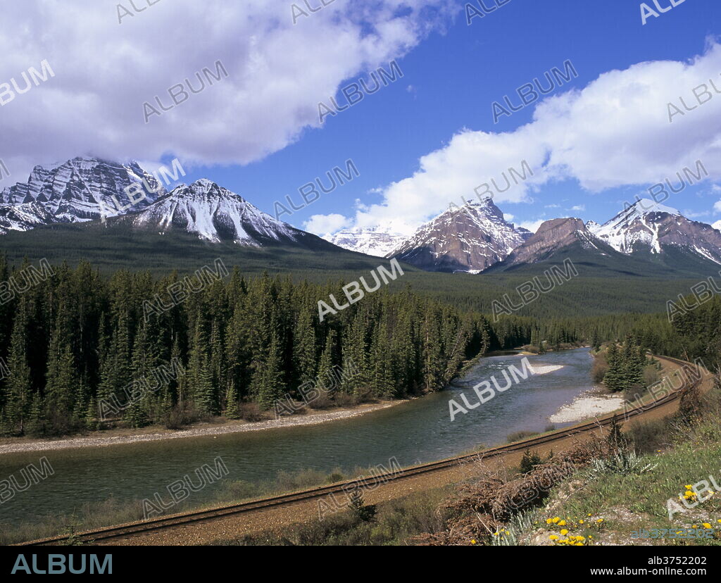 Bow River and railway at Morant's Curve, from Bow Valley Parkway, Banff National Park, UNESCO World Heritage Site, Rocky Mountains, Alberta, Canada, North America.