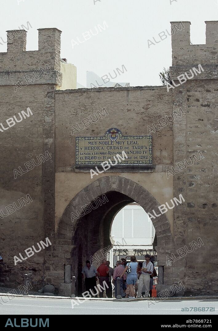 PUERTA DE ENTRADA A TARIFA CON UNA PLACA CONMEMORATIVA A LA CIUDAD DE TARIFA GANADA A LOS MOROS EN 1292 REINANDO SANCHO IV.