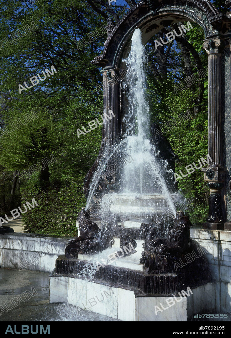 JARDIN-PLAZA OCHO CALLES FUENTE MINERVA CON AGUA.