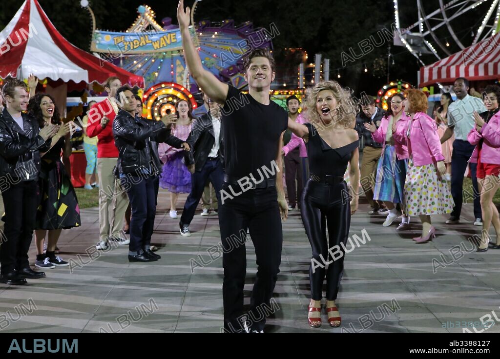 AARON TVEIT y JULIANNE HOUGH en GREASE LIVE!, 2016, dirigida por THOMAS KAIL. Copyright MARC PLATT PRODUCTIONS.