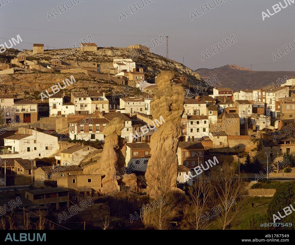 LA RIOJA. AUTOL. Vista de las formaciones rocosas llamadas "EL PICUEZO" y "LA PICUEZA". Comarca de La Rioja Baja. España.