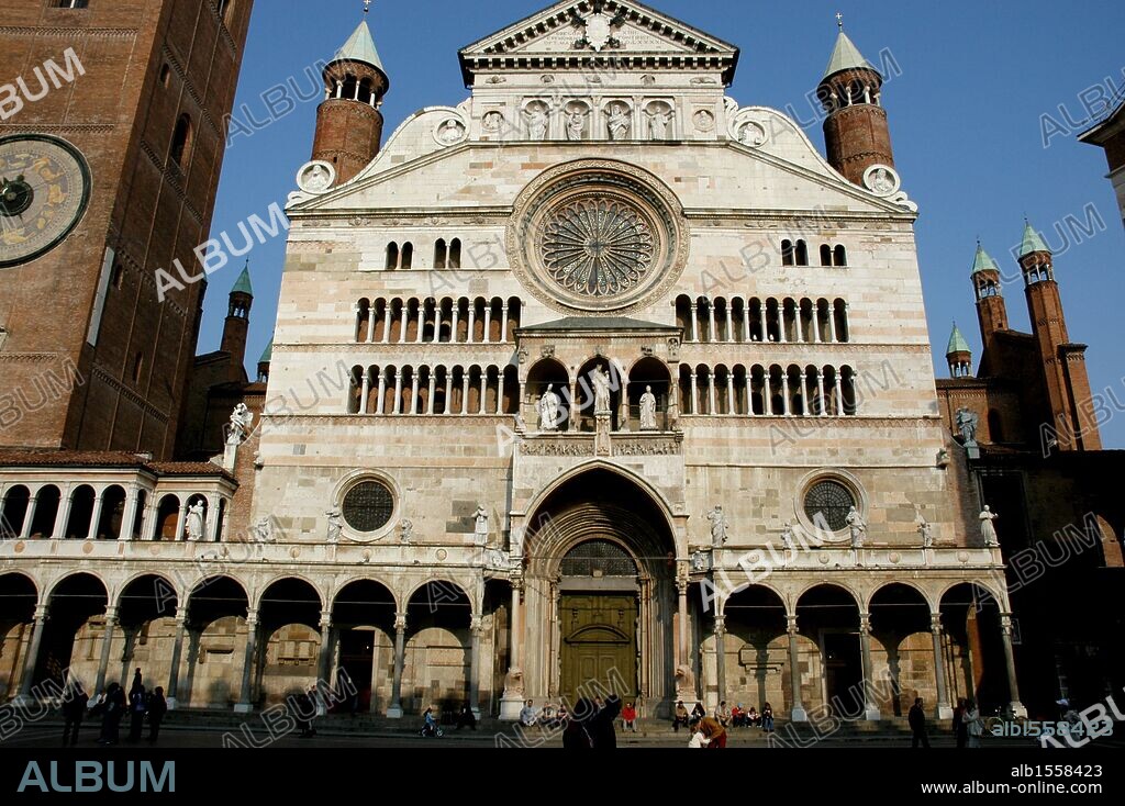 ARTE ROMANICO. ITALIA. DUOMO DE CREMONA. Edificio construido en estilo románico lombardo, en el siglo XII y posteriormente ampliado entre los siglos XIII-XIV. Vista de la fachada principal. Región de la Lombardía.