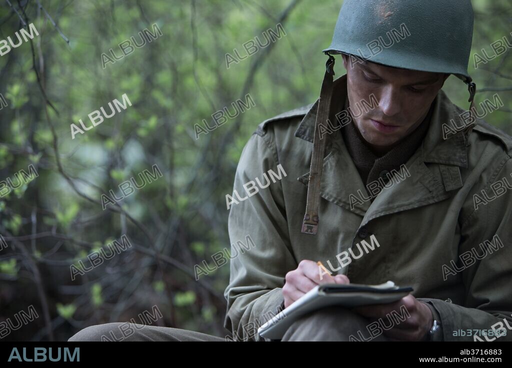 NICHOLAS HOULT en REBELDE ENTRE EL CENTENO, 2017 (REBEL IN THE RYE), dirigida por DANNY STRONG. Copyright BLACK LABEL MEDIA.