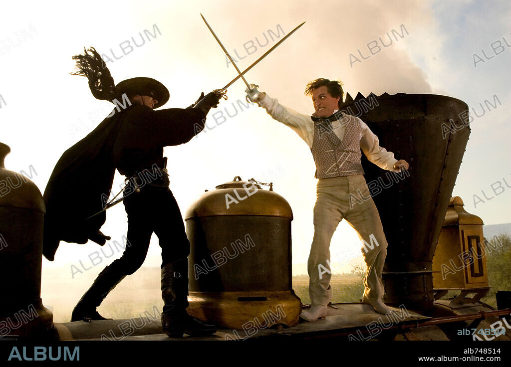 ANTONIO BANDERAS and RUFUS SEWELL in THE LEGEND OF ZORRO, 2005, directed by MARTIN CAMPBELL. Copyright COLUMBIA PICTURES / COOPER, ANDREW.