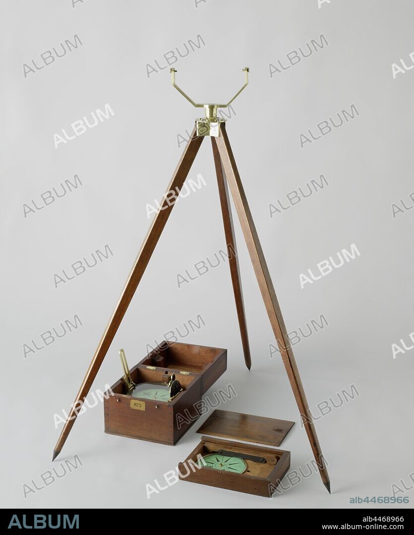 Azimuth Compass with Tripod, Azimuth compass in a wooden box. The compass has a fixed level device. The eyepiece consists of a prismatic visor to read the rose, combined with a slit visor with a black and green black-out glass, the wire visor on the other side is equipped with a tilting black mirror. The boiler is weighted with a lead weight at the bottom. The rose can be fixed with two mechanisms in the boiler: one is a lever with a ring around the pin, which lifts the rose off the pin, the other is a feather that is pushed against the edge of the rose., De driepoot heeft een mik waarin het kompas kan worden geplaatst., W. & T. Gilbert (mentioned on object), London, c. 1810 - c. 1858, wood (plant material), brass (alloy), iron (metal), glass, ruby (mineral), paper, h 5.5 cm × w 29.3 cm × d 20 cm.