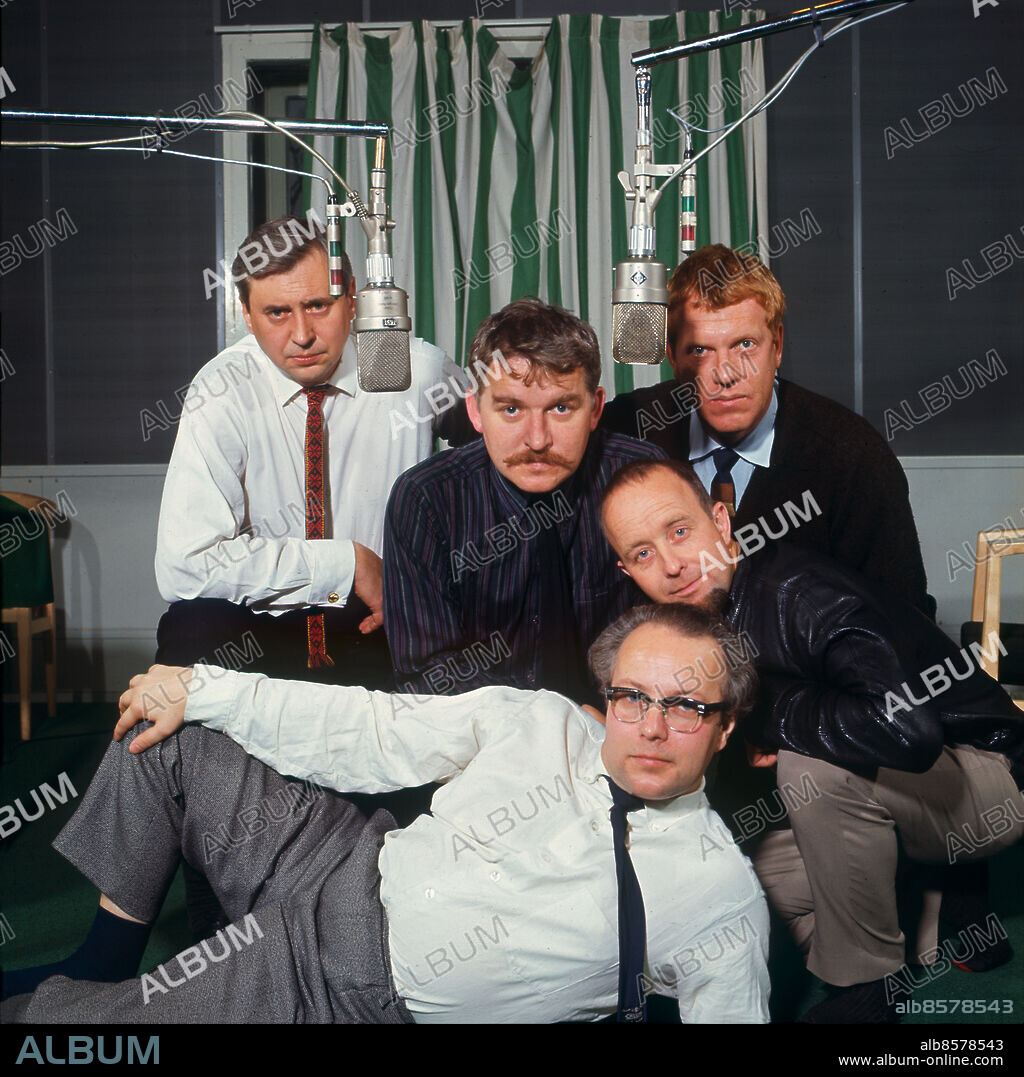 STOCKHOLM 1967.. MOSEBACKE MONARKI Carl-Uno Sjöblom, Hans Alfredson, Hatte Furuhagen, Olle Pahlin och Tage Danielsson. Glasögon Komiker Mustascher CD547 persons: CARL-UNO SJÖBLOM;HANS FURUHAGEN;OLLE PAHLIN;HANS ALFREDSON;TAGE DANIELSSON sites: STOCKHOLM;SVERIGE.