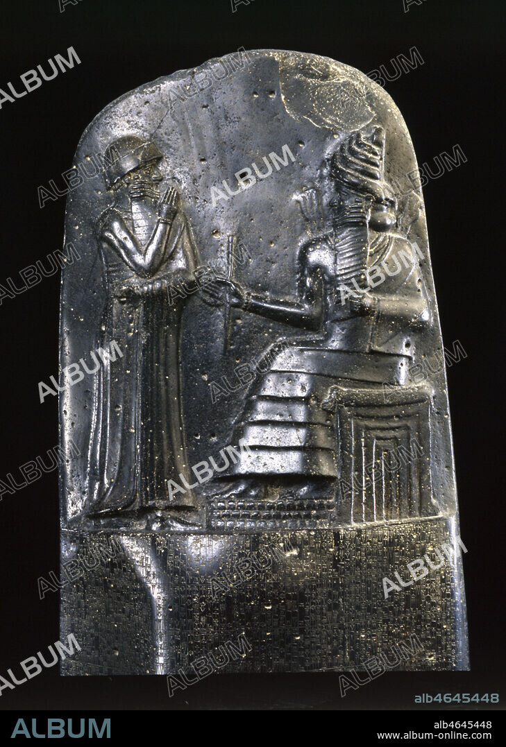 Partie supérieure de la stèle du Code du roi Hammurabi ( Hammourabi ) de Babylone, en basalte. Règne de Hammurabi, 1792-1750 av. JC. Trouvé à Suse, au sud-ouest de l'Iran actuel, mais de provenance exacte indéterminée. La scène représente deux personnages : à gauche se tient Hammurabi en position d'Orant, le bras droit levé, révèrant celui qui est assis devant lui. Ce deuxième personnage installé sur un trône n'est autre que le dieu-soleil Shamash, également garant de la justice, coiffé de la tiare à cornes à quatre rangs, emblème des dieux. Il tend au souverain Hammurabi de sa main droite la bague et le bâton, symboles de l'autorité et de la suprématie du roi. Ainsi cette stèle, dont des reproductions étaient probablement diffusées dans chaque cité de l'empire, rappellait également à la population l'origine divine du pouvoir et de la justice royale. Credit : Larrieu-Licorne/Kharbine-Tapabor.