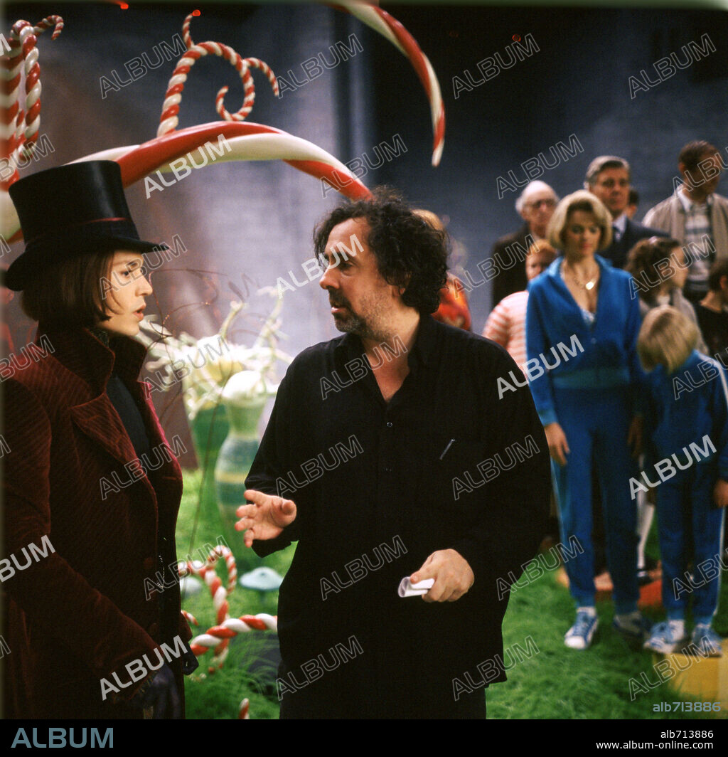 JOHNNY DEPP y TIM BURTON en CHARLIE Y LA FABRICA DE CHOCOLATE, 2005 (CHARLIE AND THE CHOCOLATE FACTORY), dirigida por TIM BURTON. Copyright WARNER BROS.