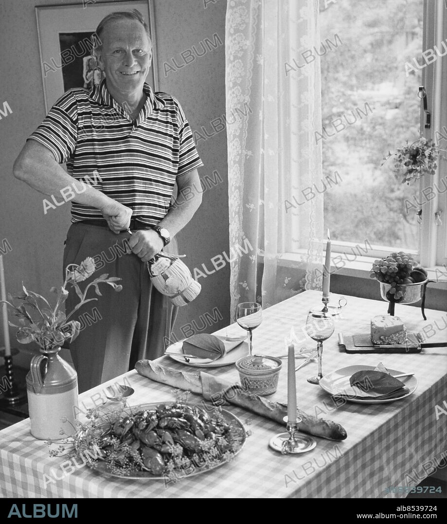 1960-07.. Orig. bildtext... Johan Elfström juli 1960 Kräftdags igen Anm. Vinflaska Rutig duk Blomvas Skådespelare Ljusstakar Vinglas Pain riche Randig tröja Publ. i RiR 32/60 persons: JOHN ELFSTRÖM sites: SVERIGE.