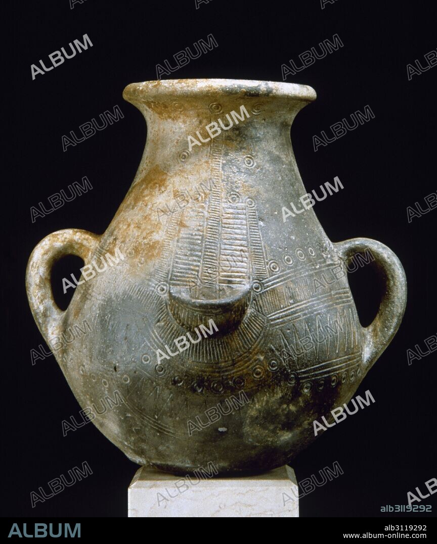 PREHISTORIA. CULTURA NURAGICA. ITALIA. VASO DE CERAMICA CON DECORACION GEOMETRICA, fechado en el siglo VIII a. C. Procede de Santa Anastasia di Sardara. Museo Arqueológico de Cagliari. Cerdeña.