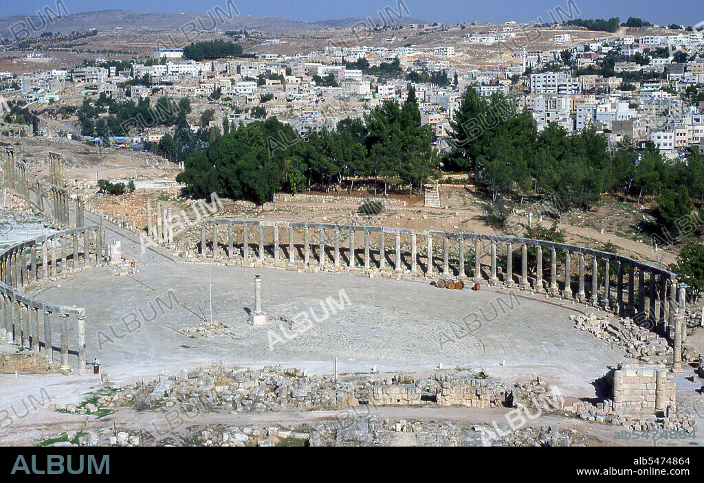The Oval Forum in the ancient Greco-Roman city of Jerash. - Album alb5474864